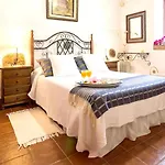 Welcoming House With Pool In San Cristobal, 70 M² Semesterbostad