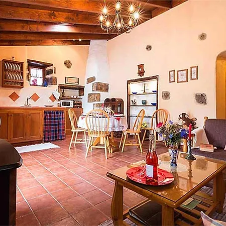 Welcoming House With Pool In San Cristobal, 70 M² Casa vacanze *